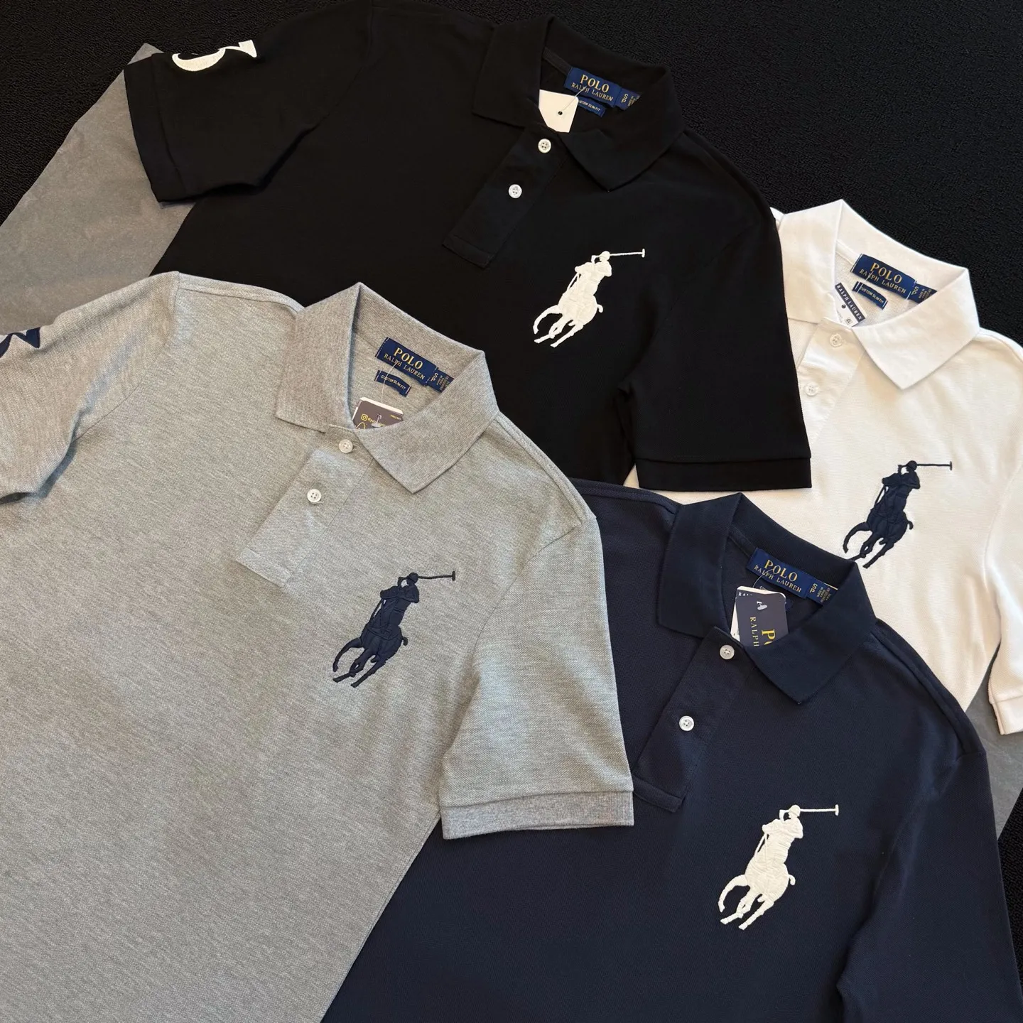P160 Style number: RL04 (four colors) Ralph Lauren/Ralph Lauren basic Malaysian embroidery logo Big Pony Polo shirt T-shirt short-sleeved original fabric 100% piqué cotton, imported embroidery logo on the chest, "3" patch logo on the cuffs, custom threaded collar, Malaysian embroidery, the highest version, suitable for business and leisure daily use! 🌘Two-button placket, laser logo pearlescent resin buttons, cuffs and hem using double-thread sewing technology, different currency versions, full set of original three-label accessories!   Size chart: S M L XL XXL Color #Navy Black Gray White